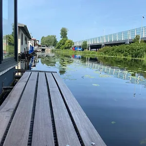 https://unieke-woonark-met-privtuin-en-free-parking.utrechthotels.net